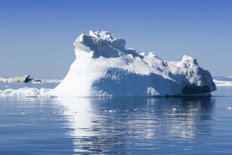 极地海面上漂浮的冰山