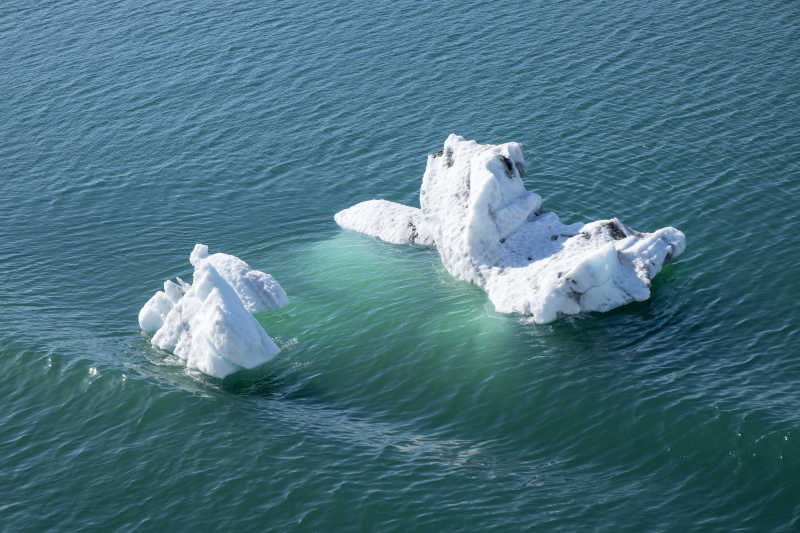 冰山漂浮在大学峡湾阿拉斯加附近