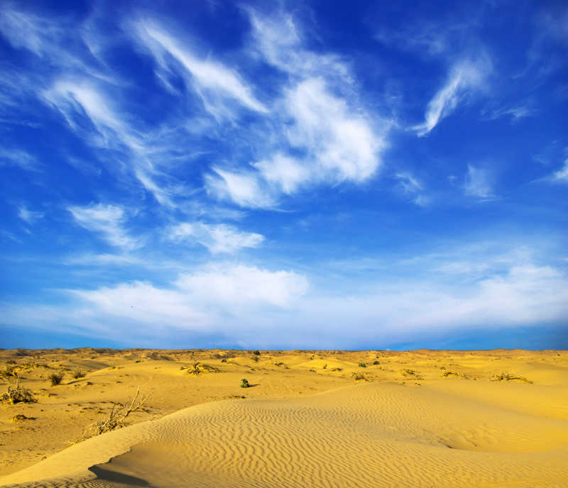 蓝天白云下的沙漠