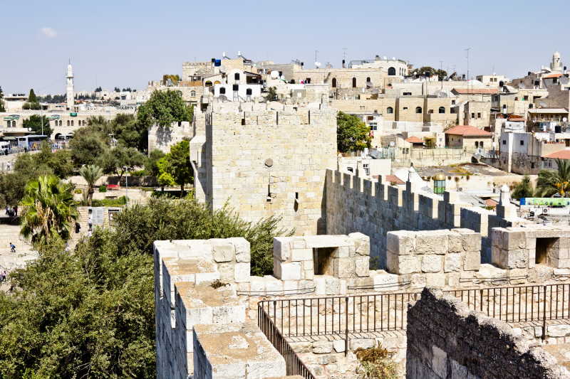 从古耶路撒冷的城墙和房屋的屋顶看大马士革的城墙