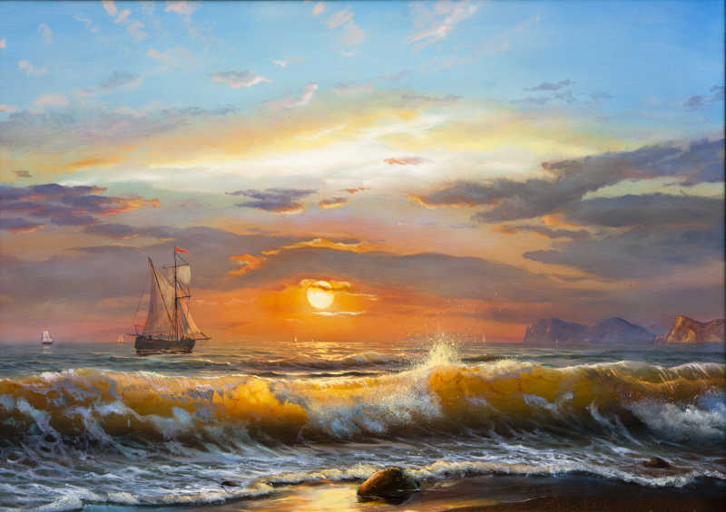 海上落日背景下的帆船