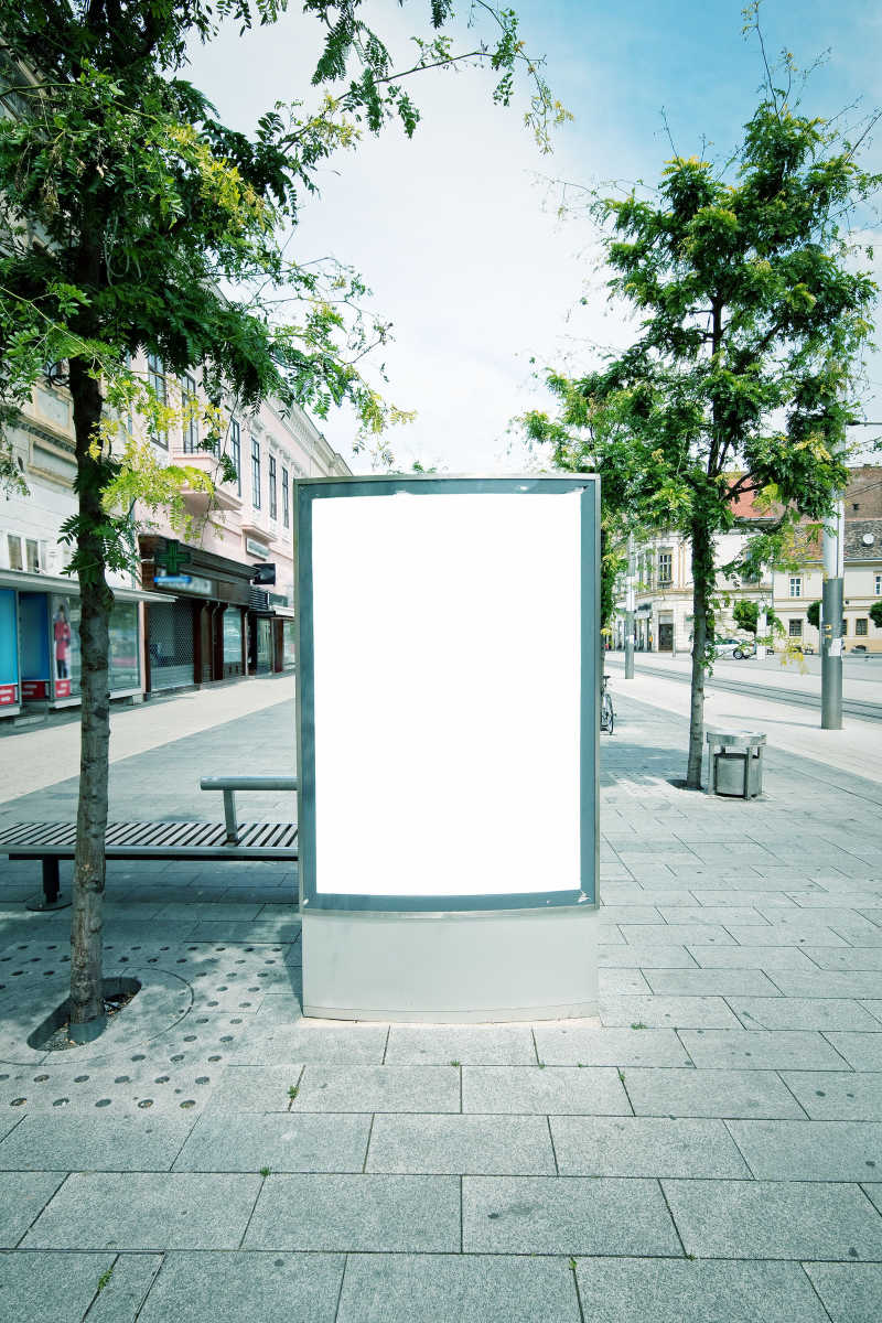 城市街道的空白广告牌