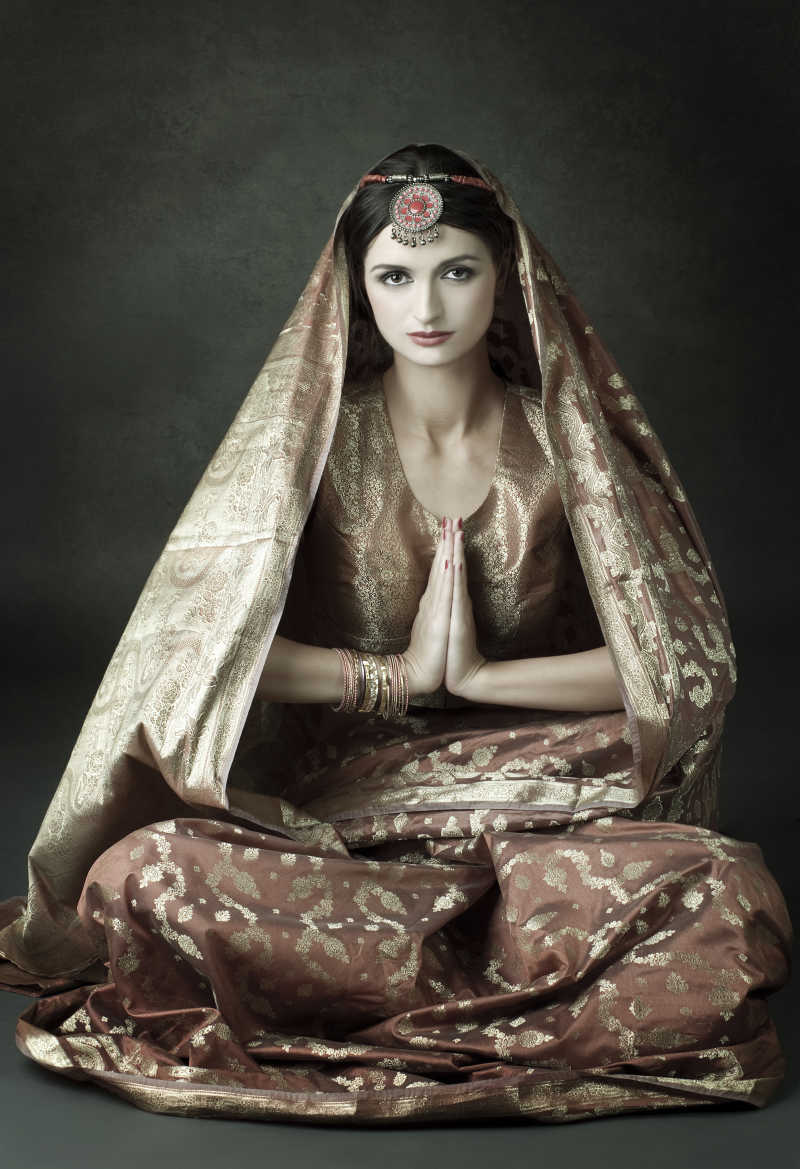 在传统服饰的美丽的印度黑发女人