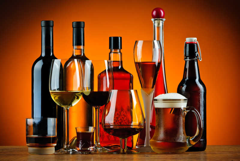 不同种类的酒和盛酒的杯子以及瓶子