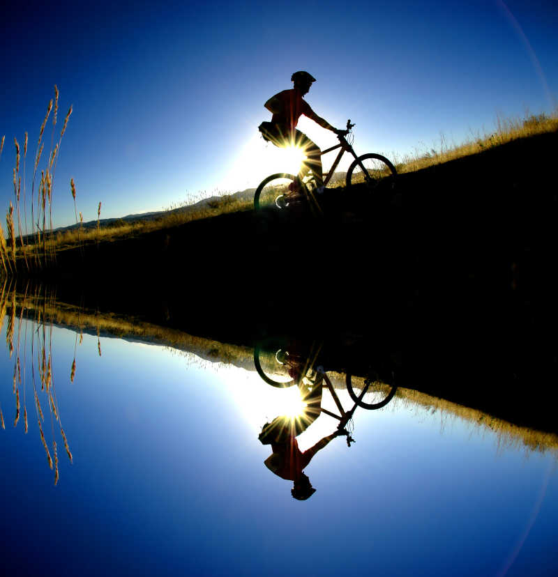 山地自行车在水中的倒影