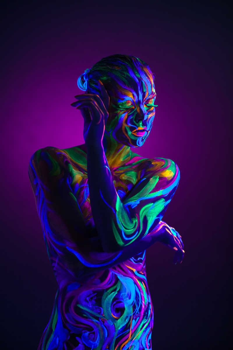 紫外线图案的行为艺术者