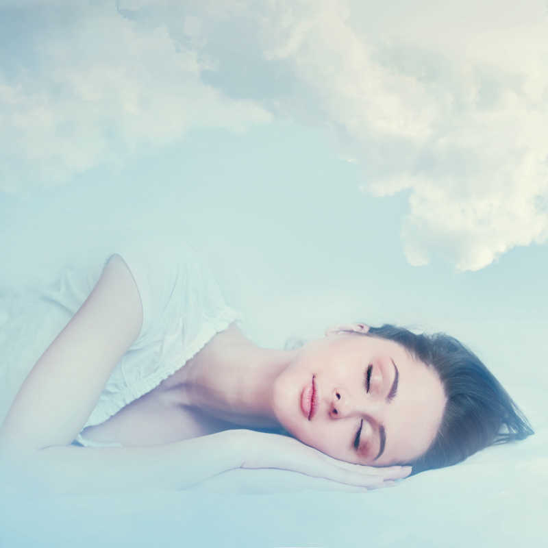云端背景下美丽的少女在睡觉