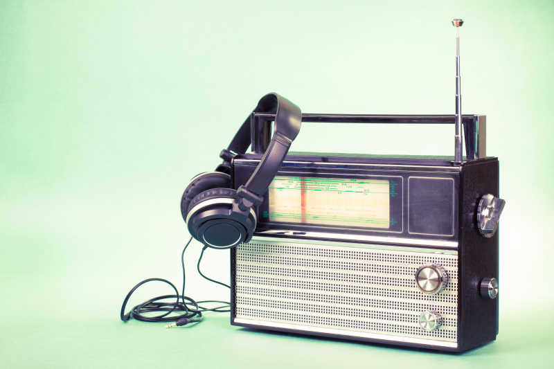 复古收音机和耳机