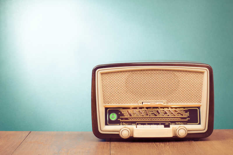 木桌上的老式收音机