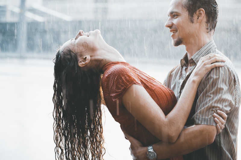 在雨中淋雨的年轻情侣