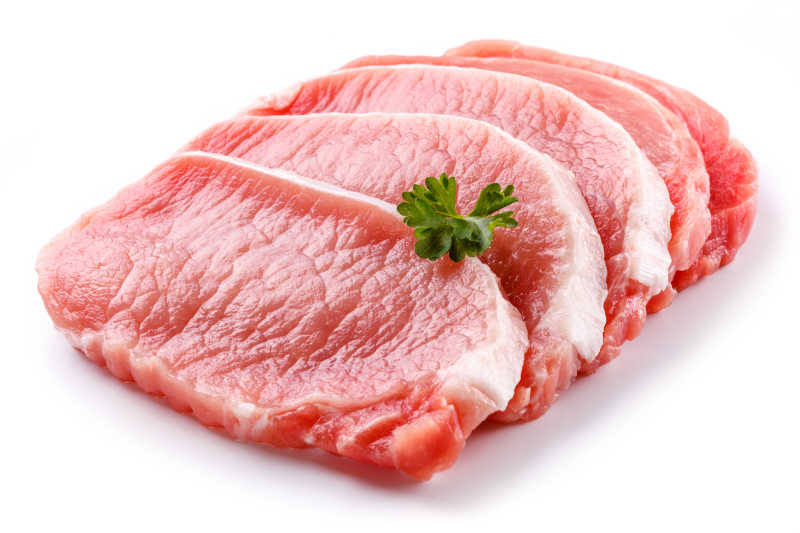 白色背景上的新鲜生猪肉