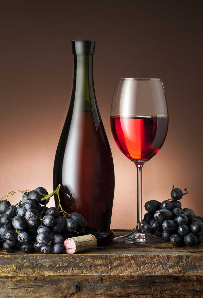 木桌上的葡萄和葡萄酒