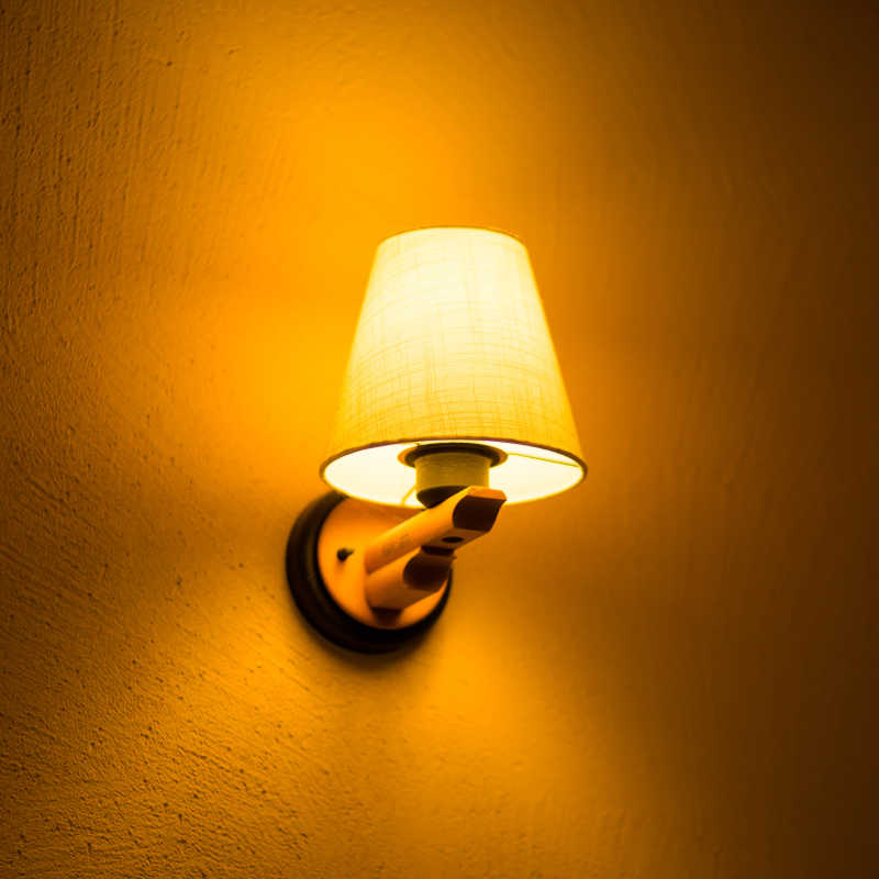 墙壁上散发光芒的经典壁灯