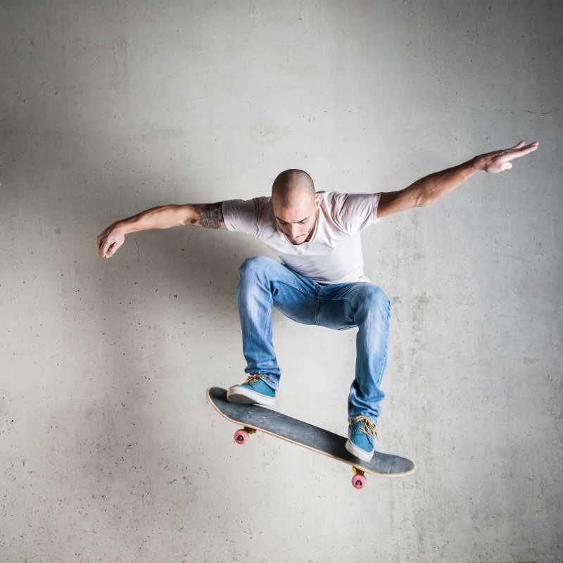 踩着滑板在空中跳跃的男人