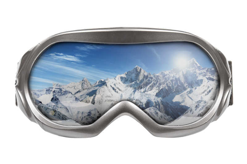 白色背景下滑雪护目镜里反射的雪山