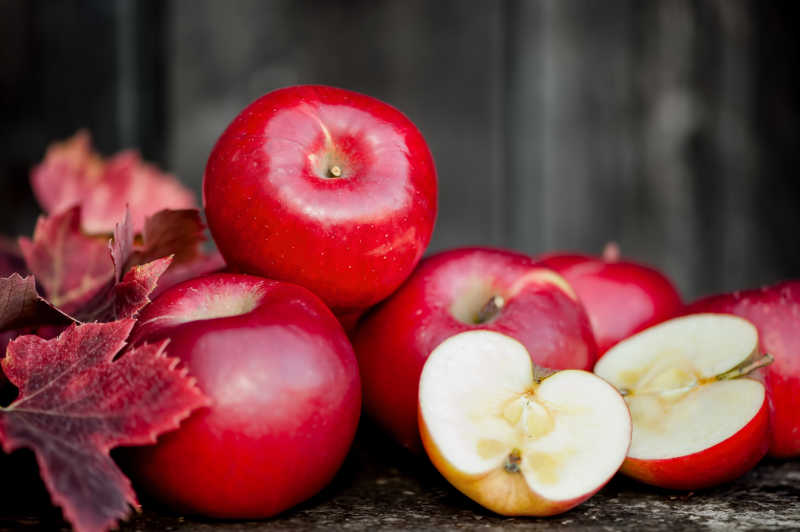 木桌上的新鲜红苹果