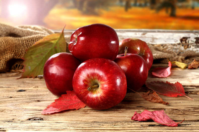 木桌上红色的苹果