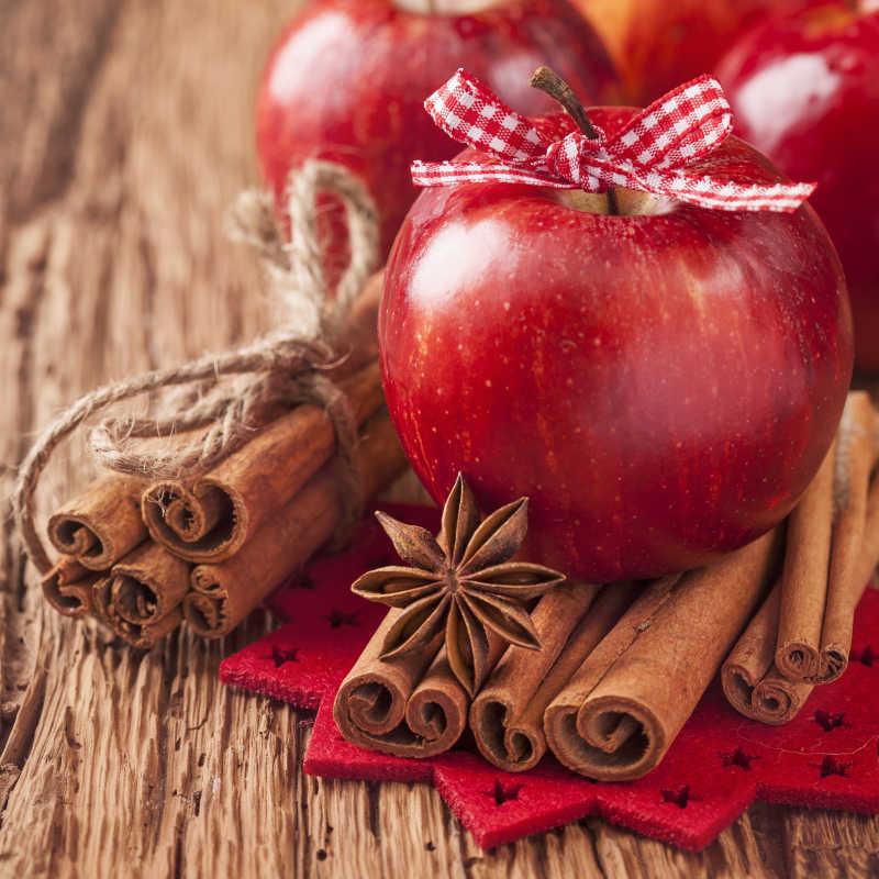 木桌上的红苹果与香料