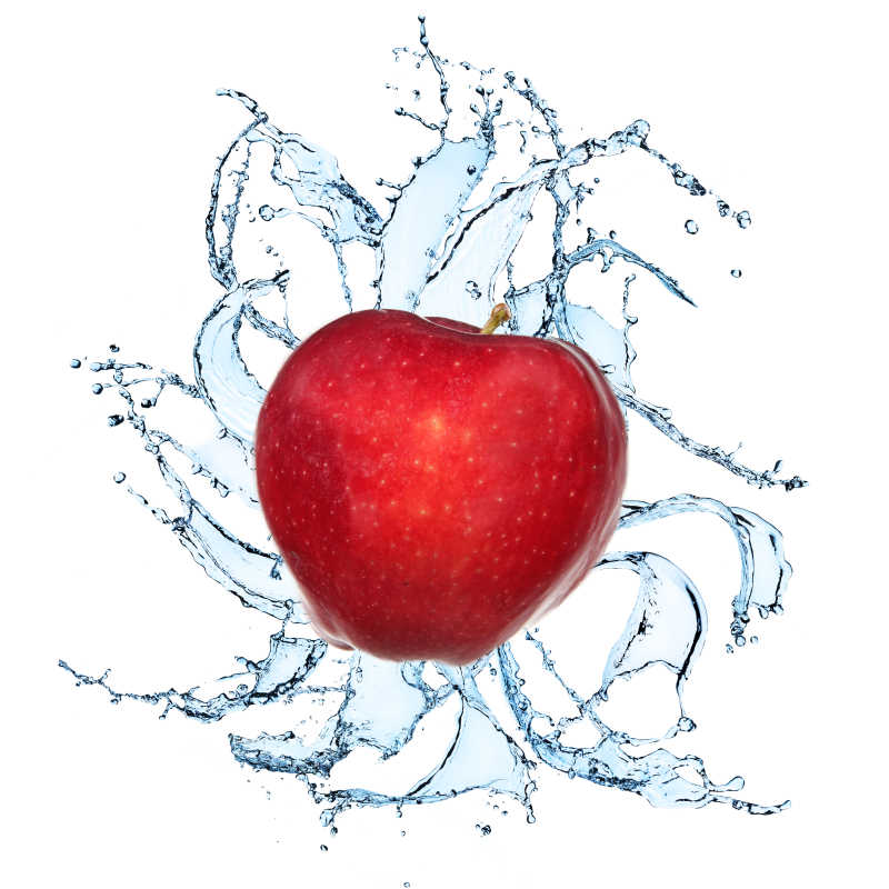 飞溅的水背景前的红苹果