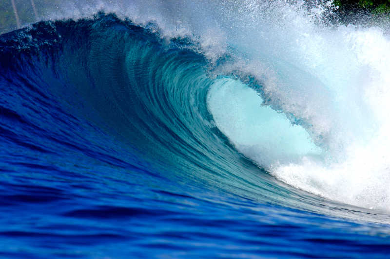 蓝色海面上翻滚的海浪