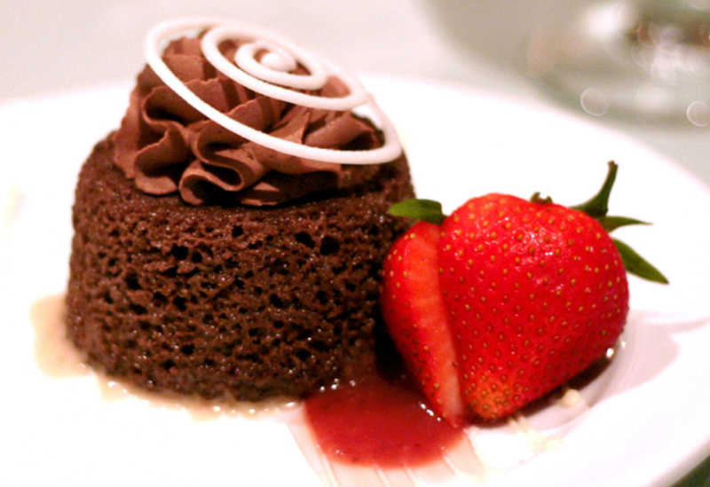 巧克力蛋糕和蛋糕旁切成两半的草莓