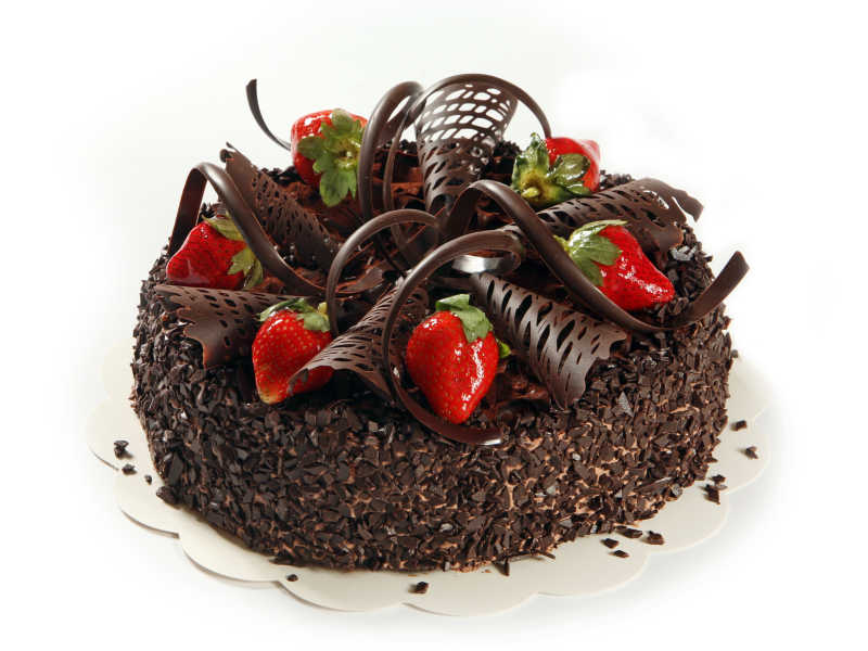 白色背景下的草莓巧克力蛋糕