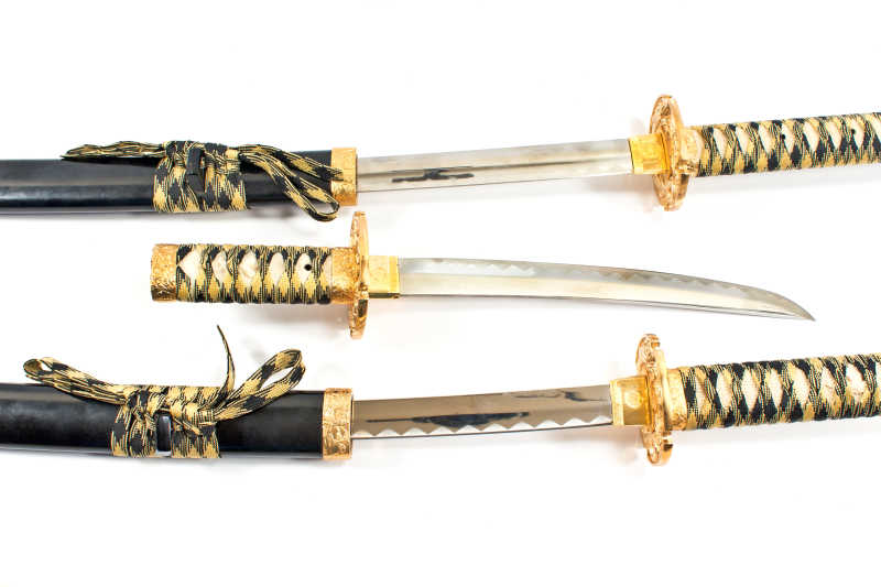 白色背景中的三把传统的日本武士刀