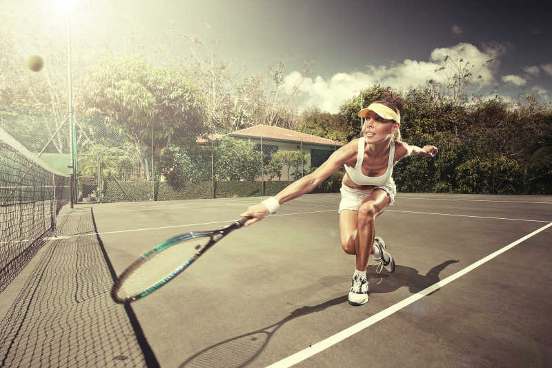 夏日里年轻女子打网球