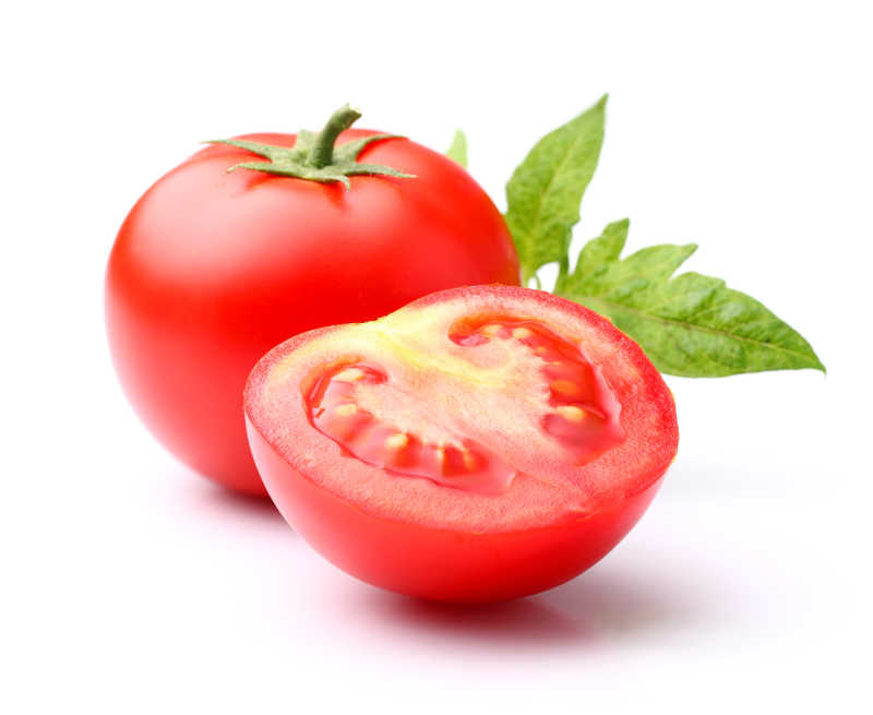 白色背景下的新鲜的西红柿