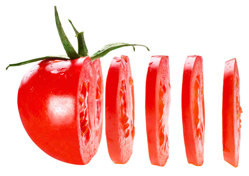 白色背景下切成片的番茄