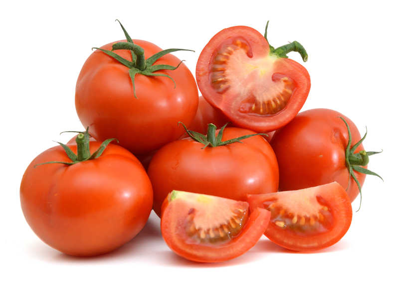 白色背景上的红色熟番茄