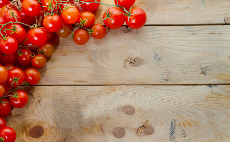 木板上的小番茄