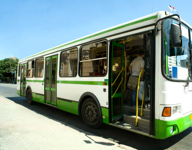 白绿相间的公交车