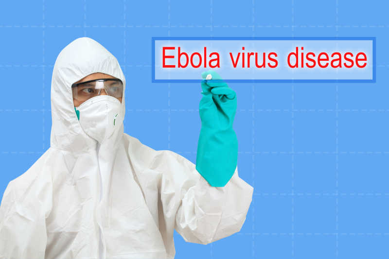 穿着防护服的人绘制埃博拉病毒标志