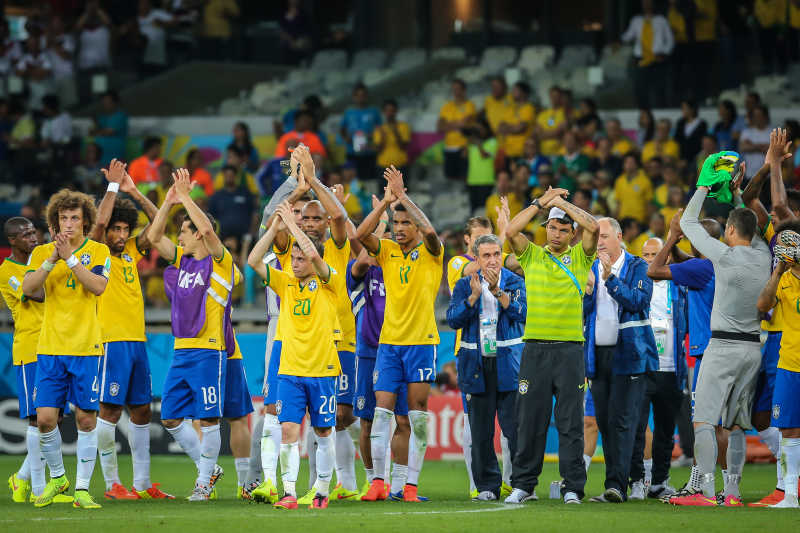 巴西队为胜利的德国队伍鼓掌