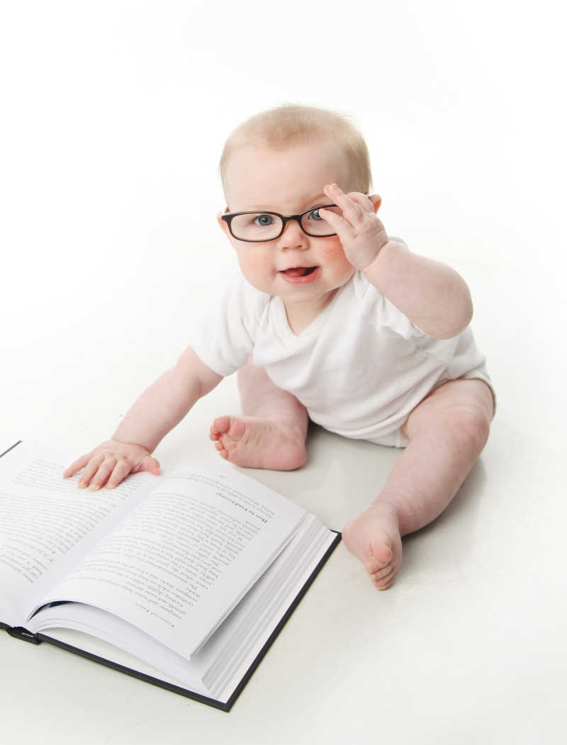 一个可爱的婴儿戴着眼镜