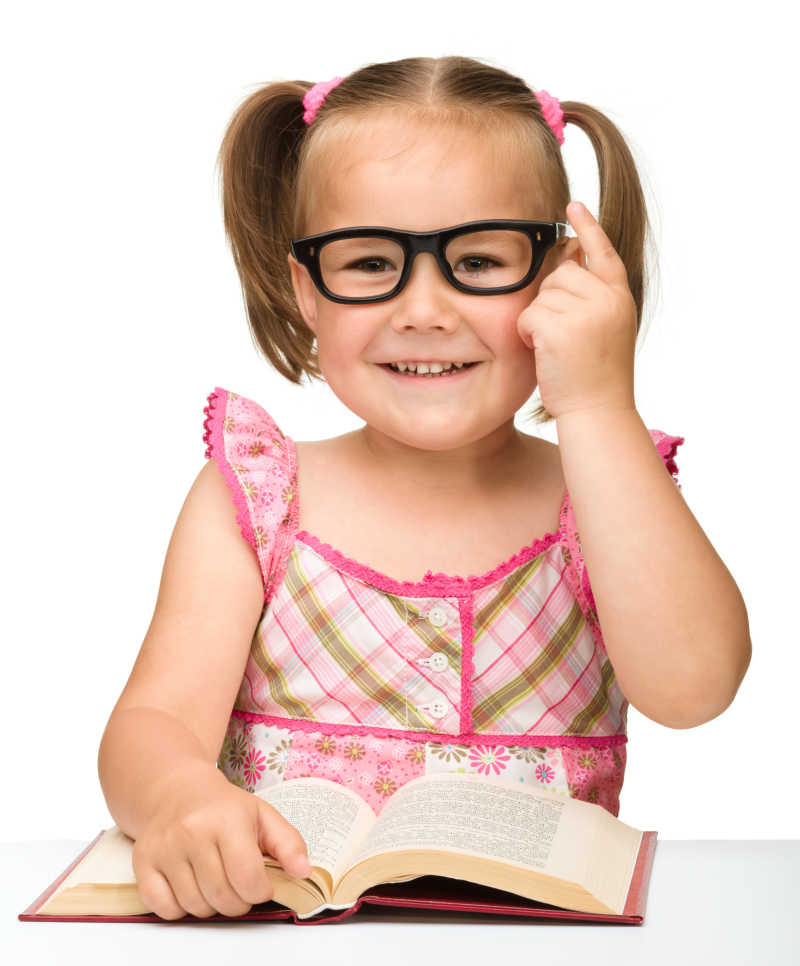 可爱的小女孩戴着眼镜