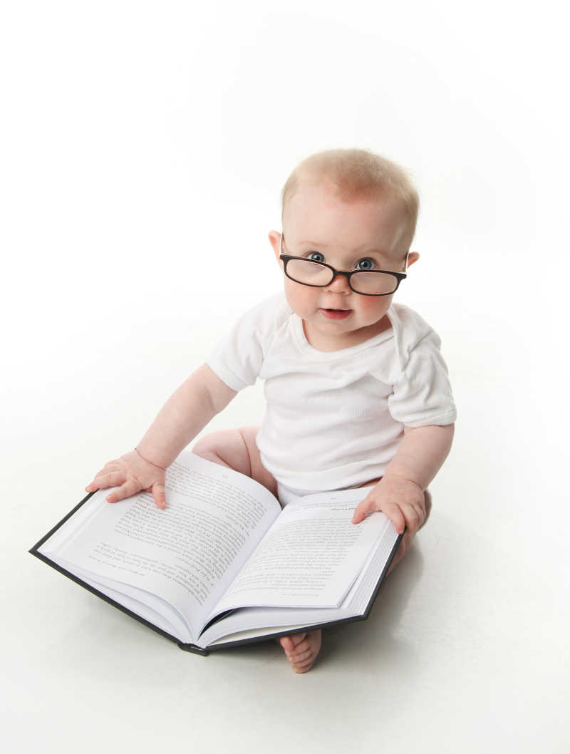 拿书戴眼镜的男婴
