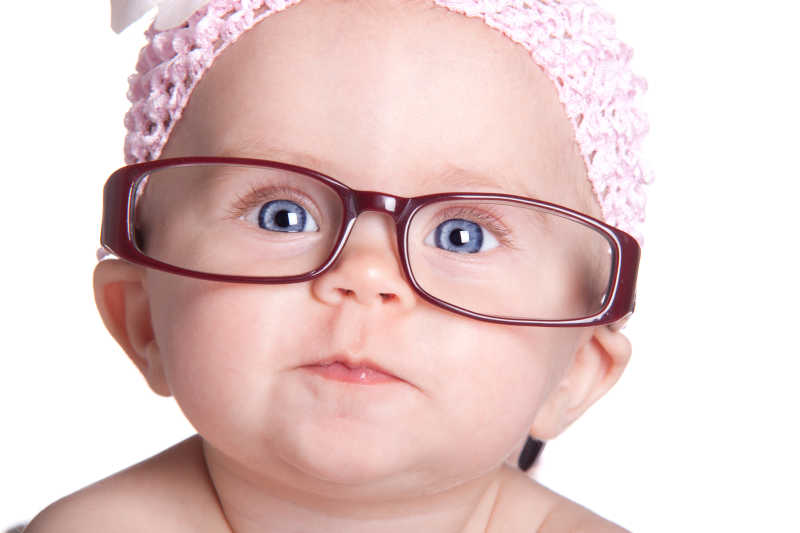 可爱的戴眼镜的婴儿
