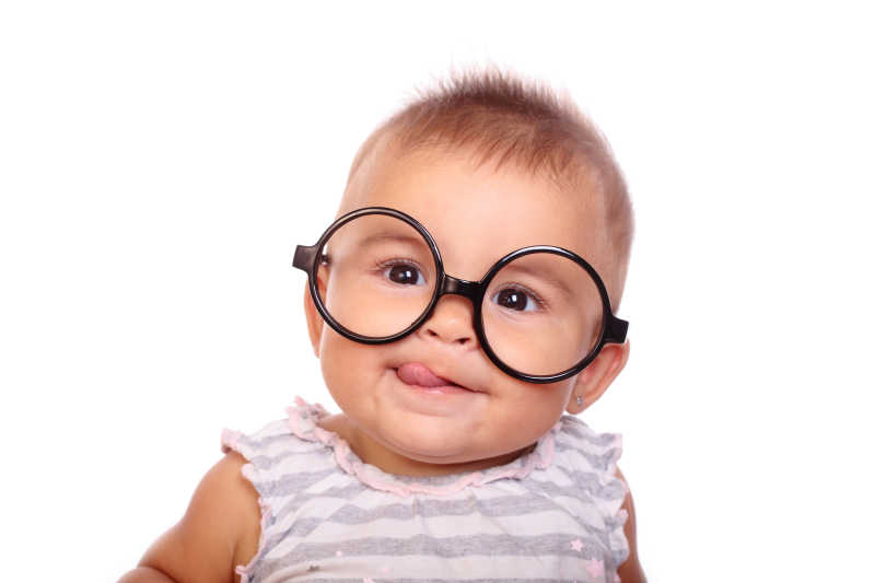 一个戴眼镜的漂亮婴儿