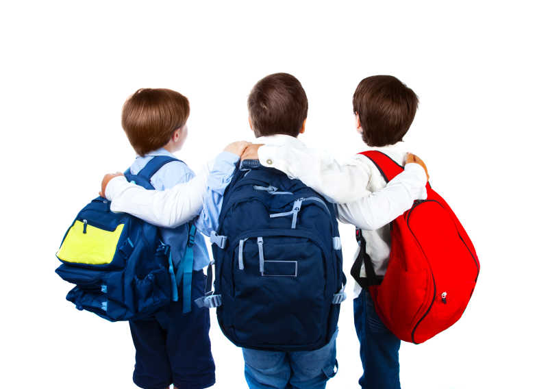 背着书包的三个小男孩