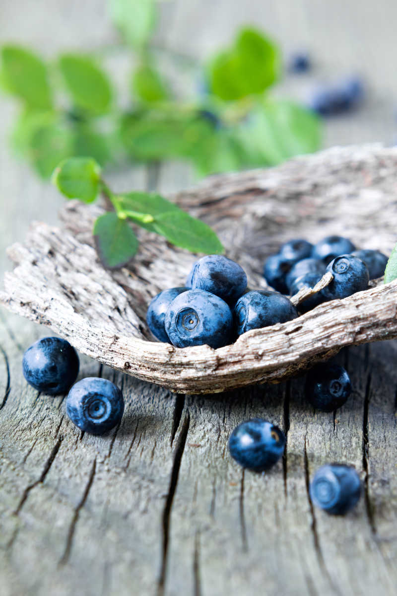 老旧木桌上的蓝莓