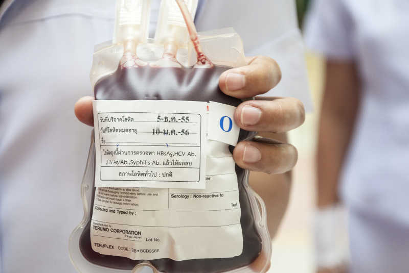 护士手上拿着一袋满满的血浆袋