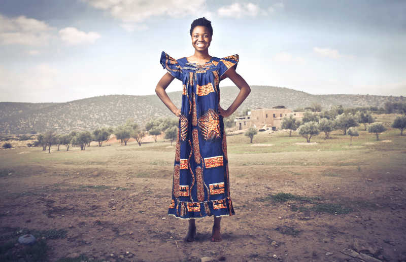 穿着传统服饰的非洲妇女