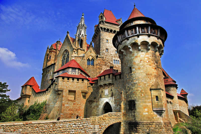 红顶的Kreuzenstein castle