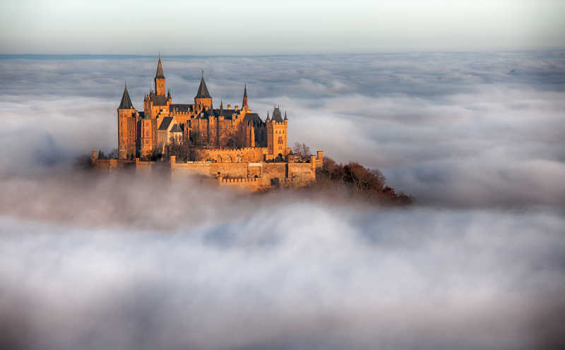 云雾中的堡垒