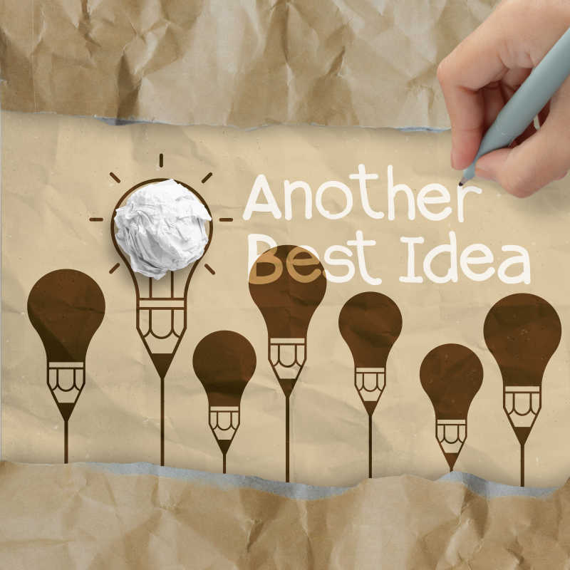 揉皱纸灯泡作为最好的想法创意概念