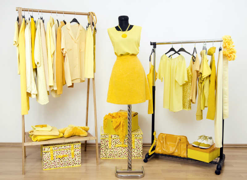 衣架上的黄色系衣服