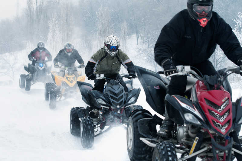 冬天里的越野摩托车比赛