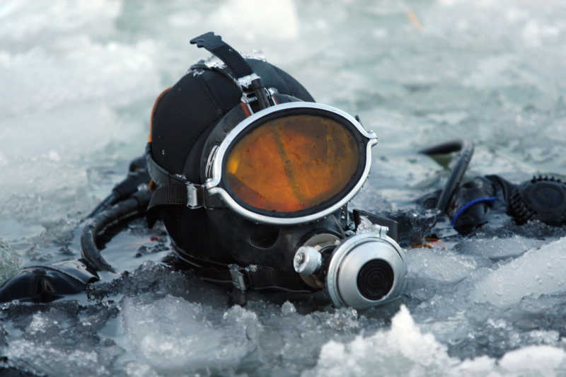 准备下潜到冰层下面的潜水员